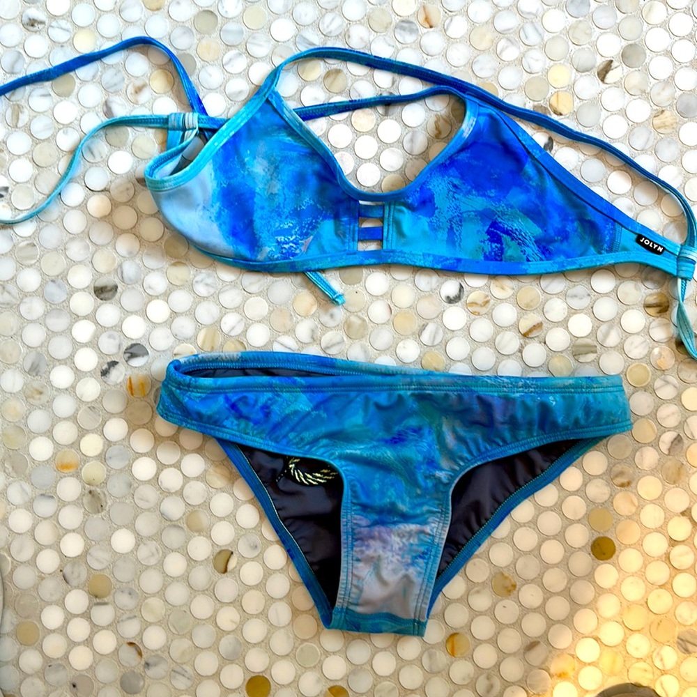 Gently used Jolyn Swimsuit. Size small Andy bottom and tomcat top.